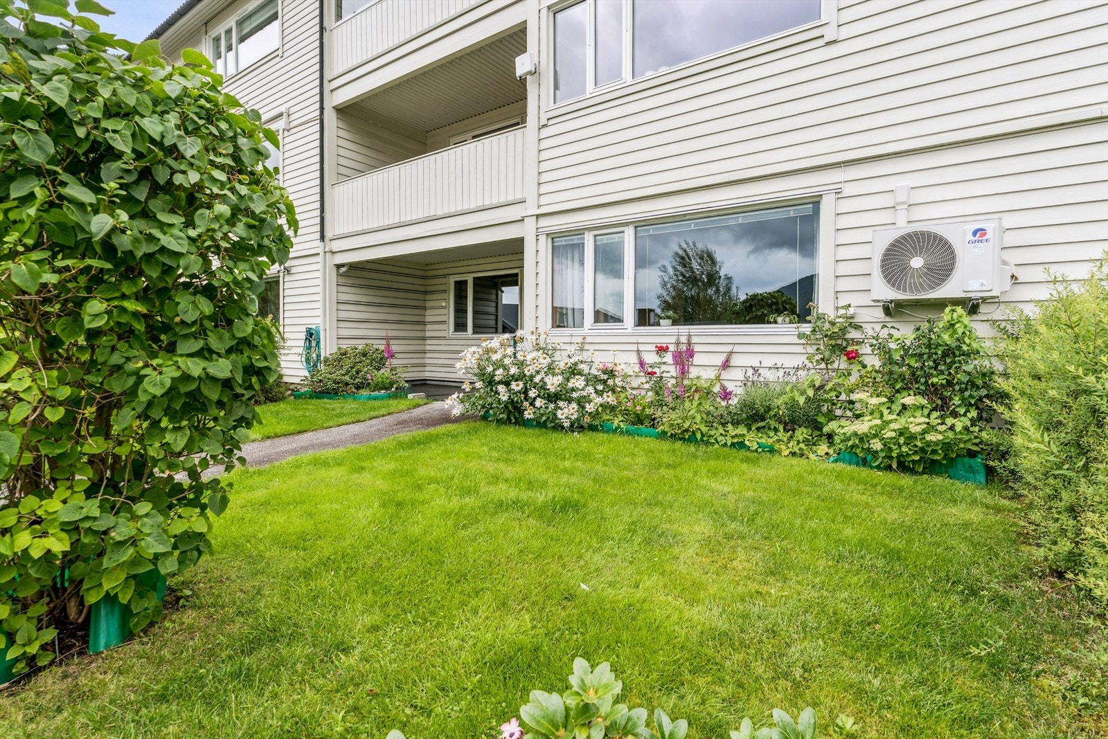 Her finn du ei praktisk burettslagsleilegheit på gateplan, med fint uteareal ved inngangspartiet, kort veg til garasjeparkering og kort gangveg til sentrumsfasilitetar Galleribilde