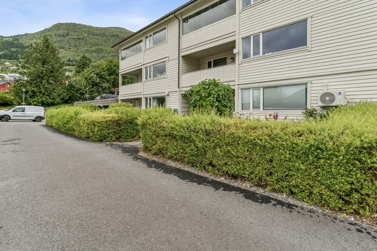 Asfaltert tilkomst til leilegheita Galleribilde