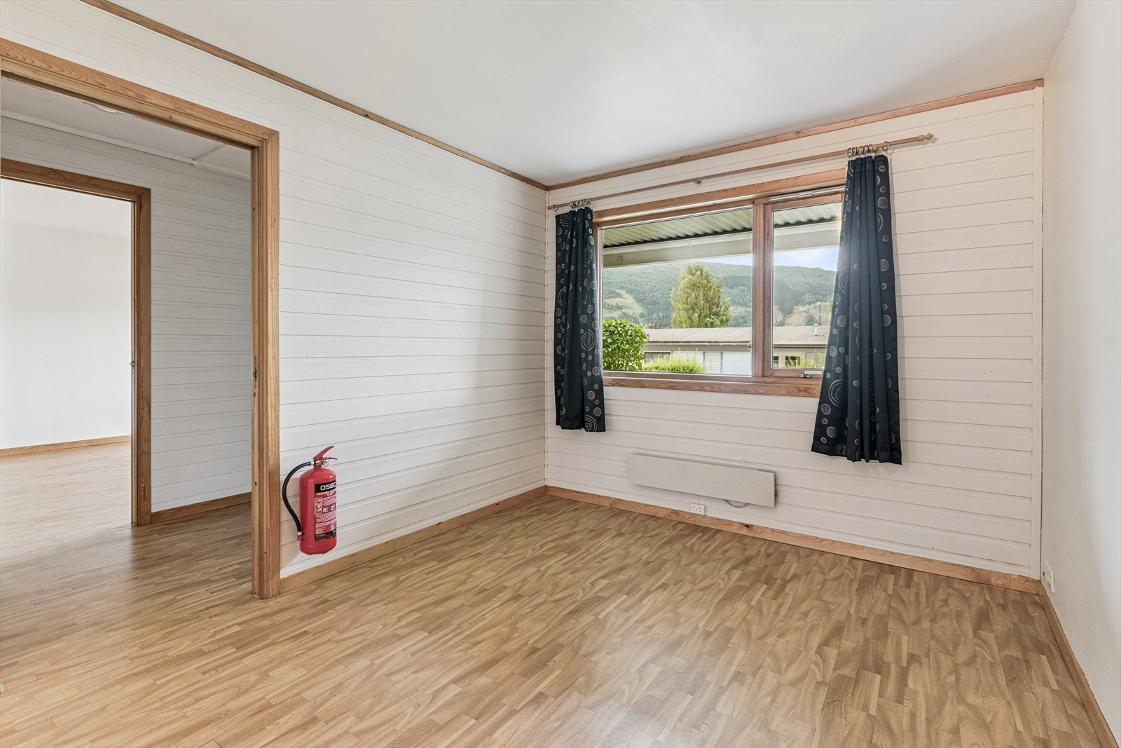 Romsleg soverom. Her er det også panel på veggar og belegg på golv. Galleribilde