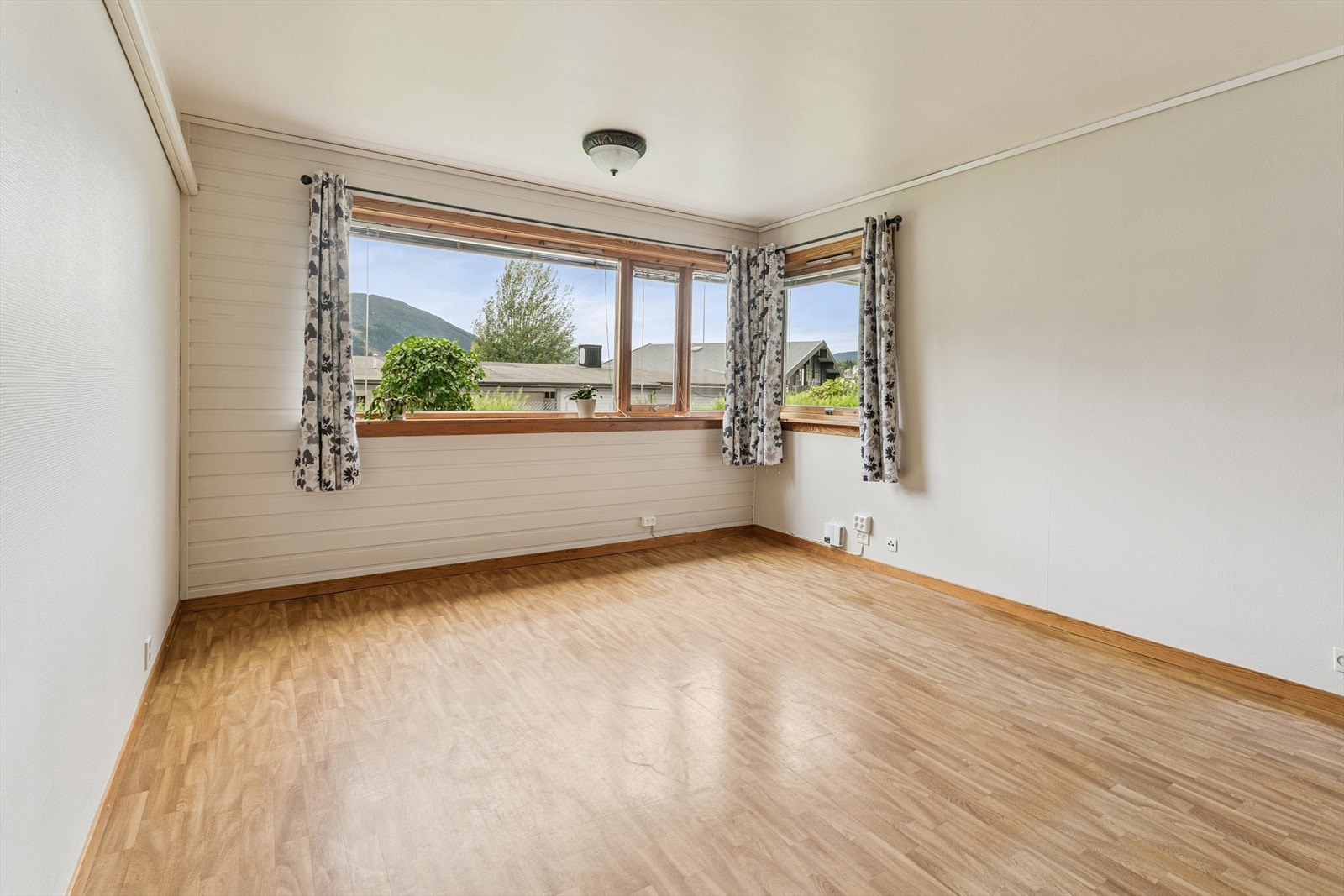 Det er montert varmepumpe i stova.
På golvet ligg det belegg, på veggar er det malt panel og malt strie. Galleribilde