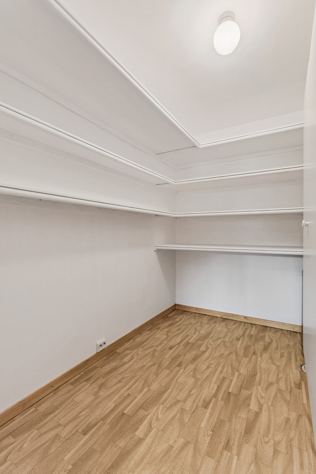 Her har du bra med oppbevaringsplass og garderobeplass! Galleribilde