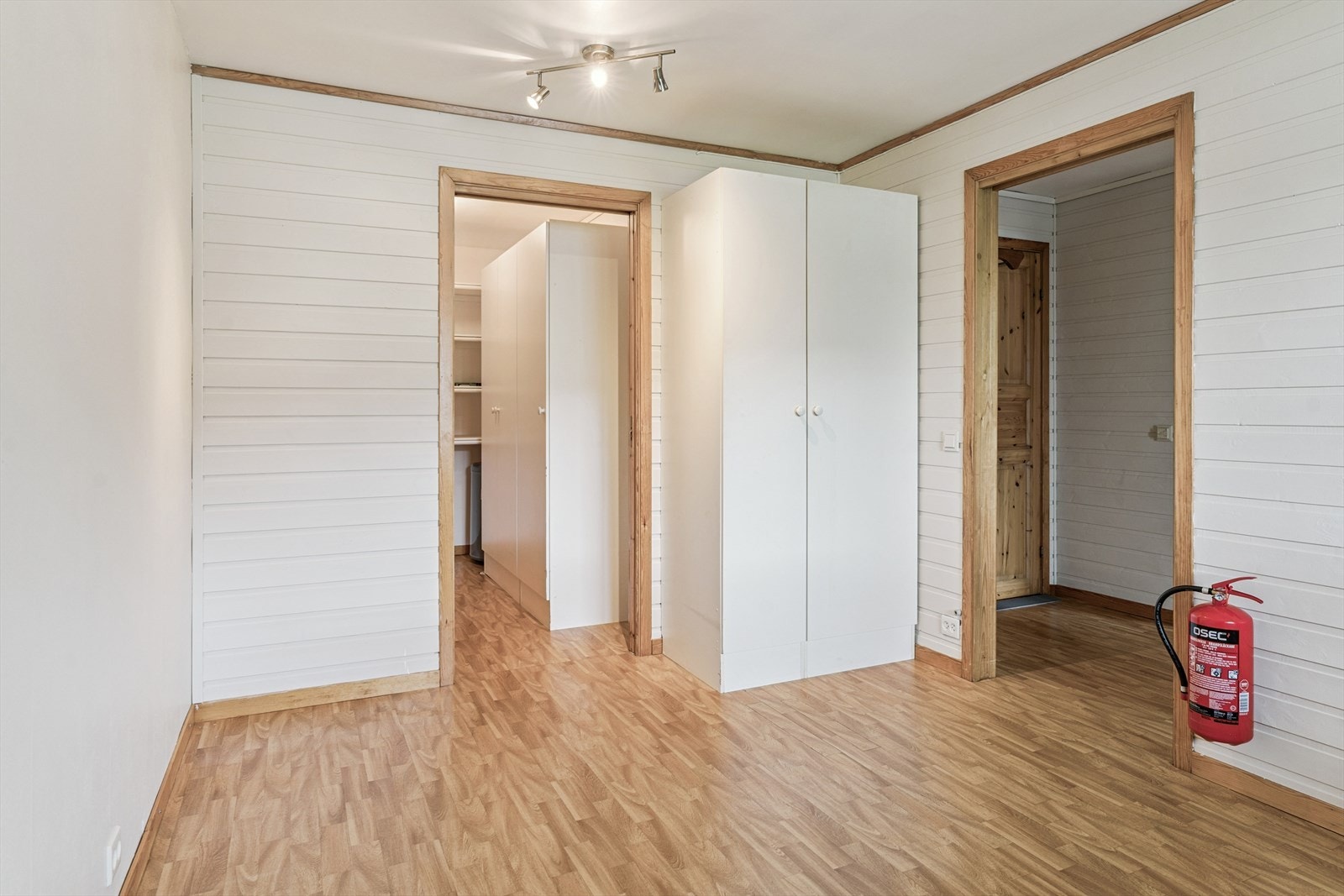 Det er bod/garderoberom frå soverommet Galleribilde