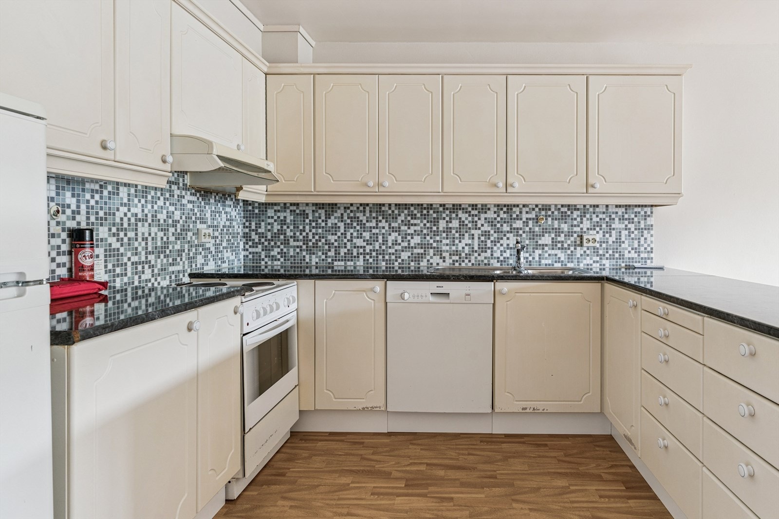 Innreiinga er lys og har profilerte frontar. Benkeplate i laminat, og det er flis mellom benk og overskap. Galleribilde