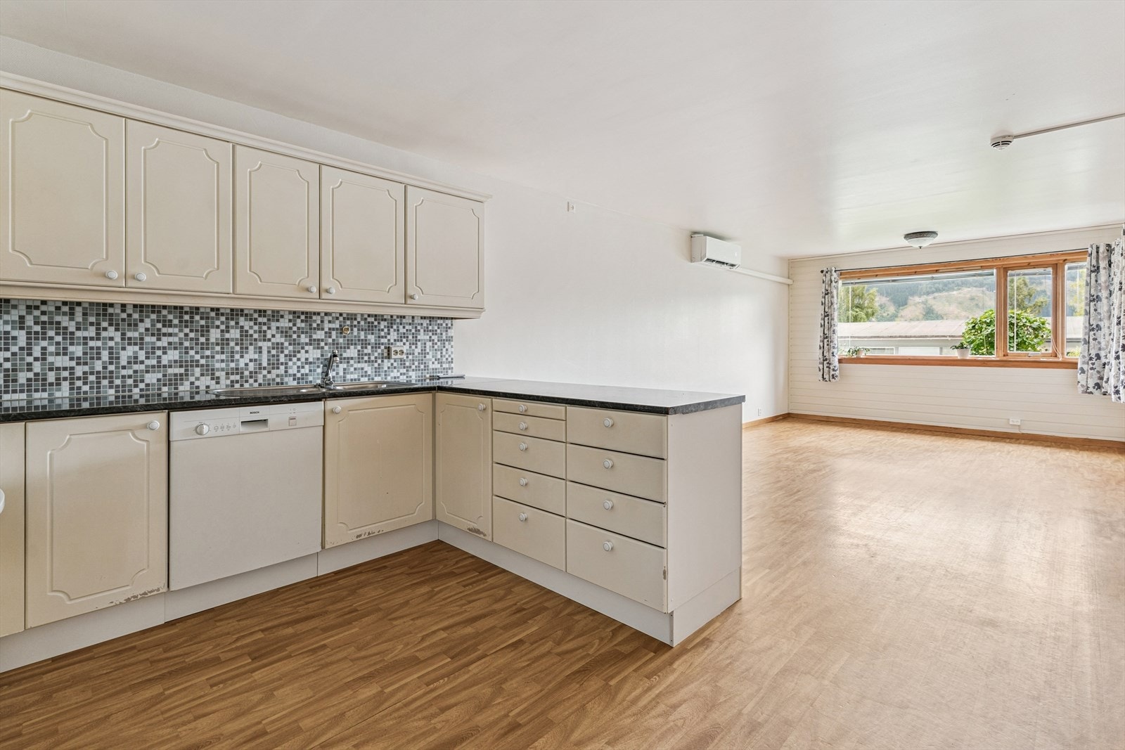 Kjøkken og stove ligg i åpen løysing, dette gjev eit praktisk og sosialt allrom. Galleribilde