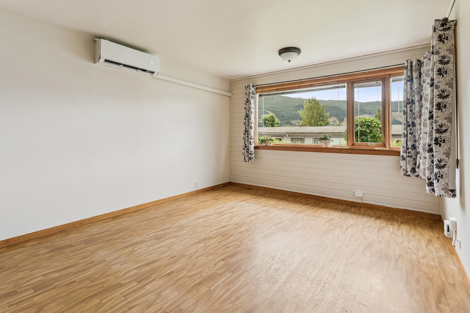 Stove med store vindaugsflater mot vest gjev deg mkje lys inn i rommet Galleribilde