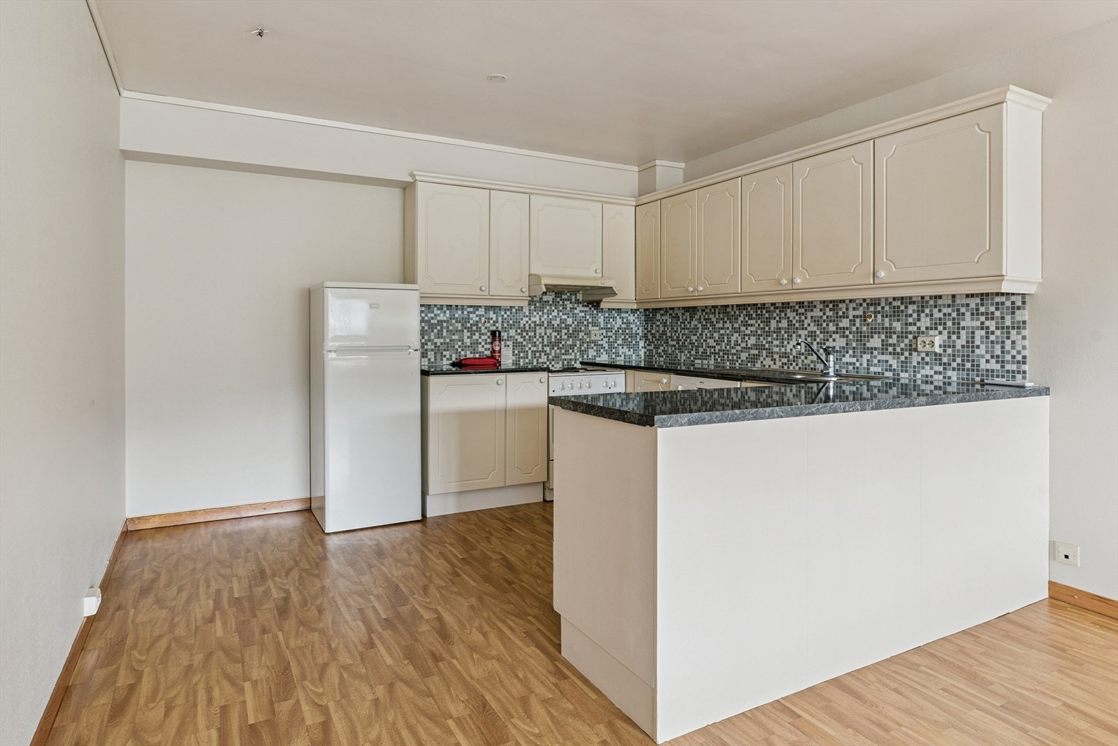 Kjøkken med innreiing frå byggeår. Her er det godt med plass for utviding om du ønskjer! Galleribilde