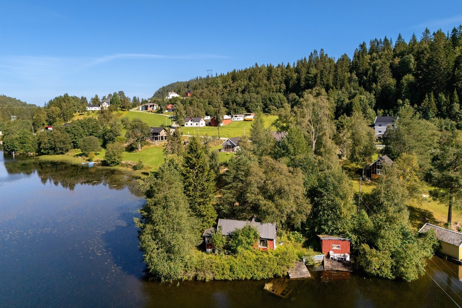 Gnr 29 bnr 24 (rød hytte) er mulig å kjøpe til, men medfølger ikke handelen. Konferer megler ved spørsmål til dette Galleribilde