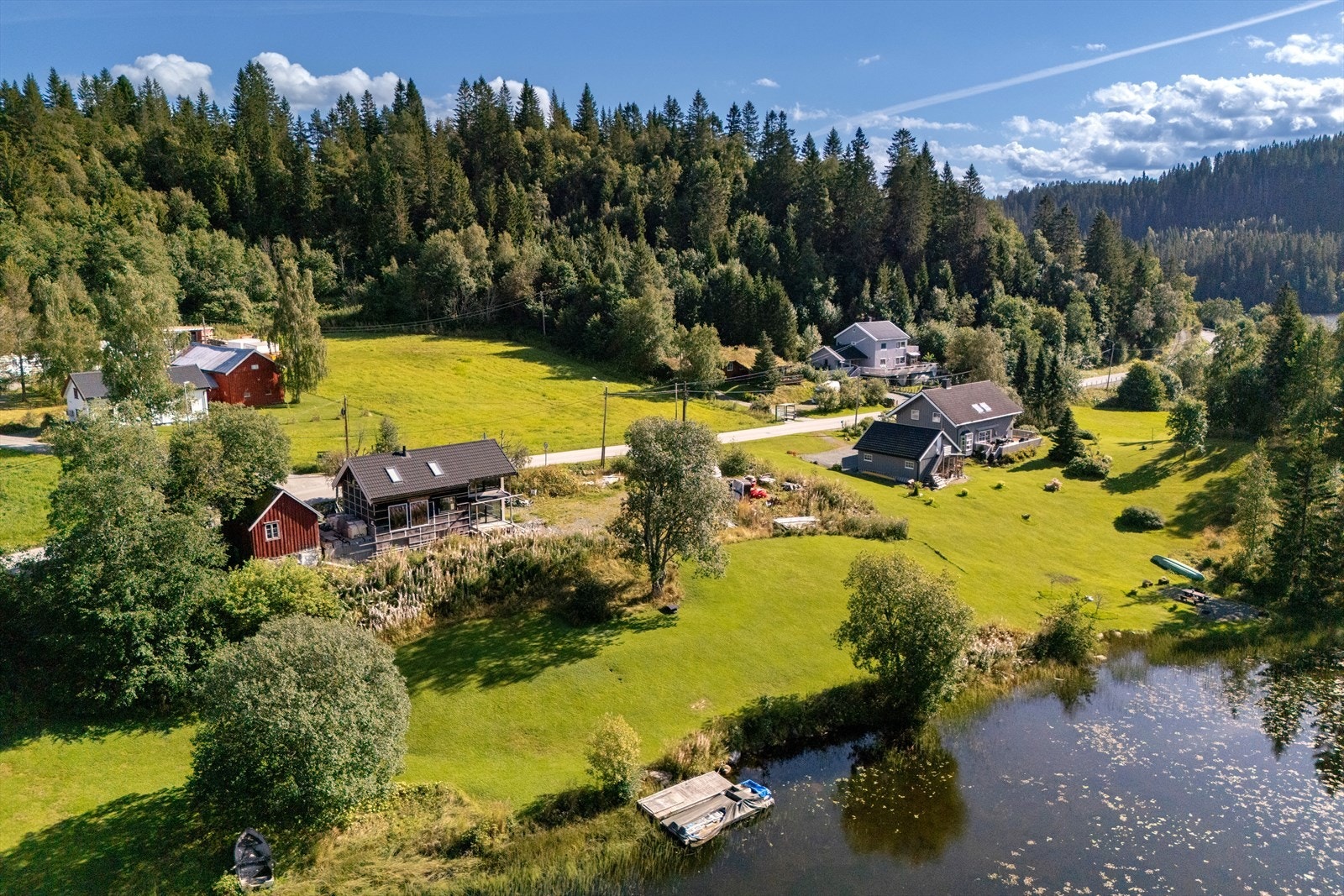 Drone over eiendom som går helt ned til vannet Galleribilde