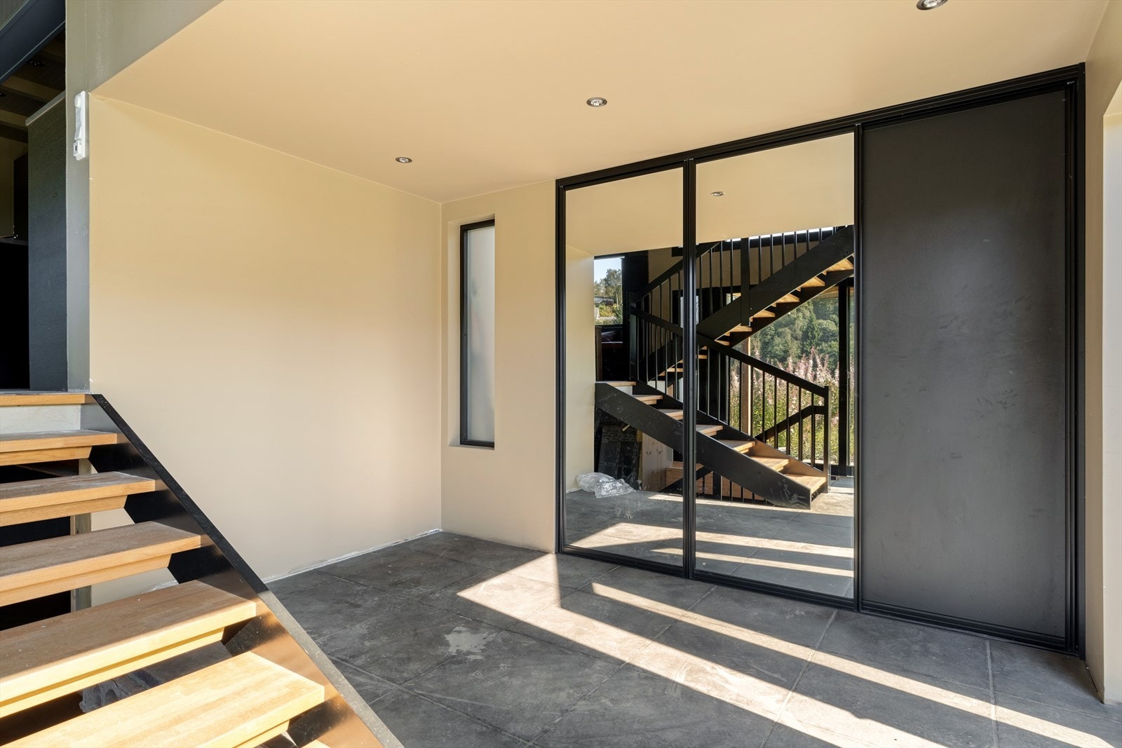 Gang med garderobe Galleribilde