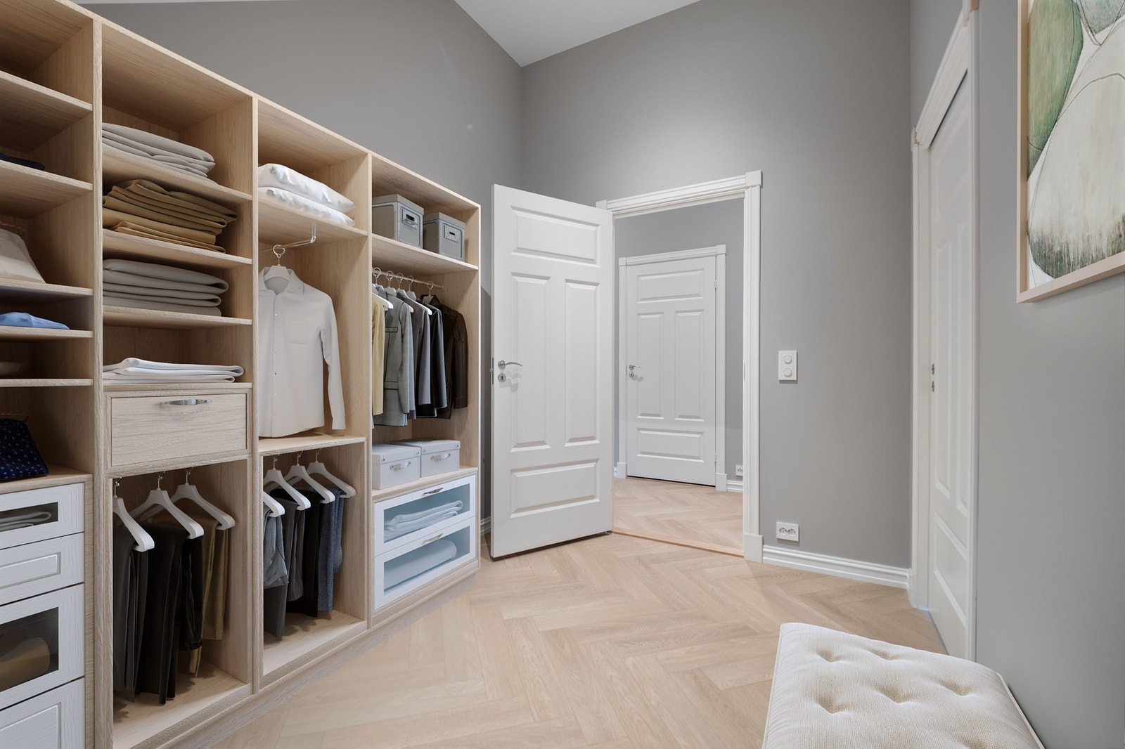 De hvite, profilerte innerdørene skaper en stilfull helhet. Galleribilde