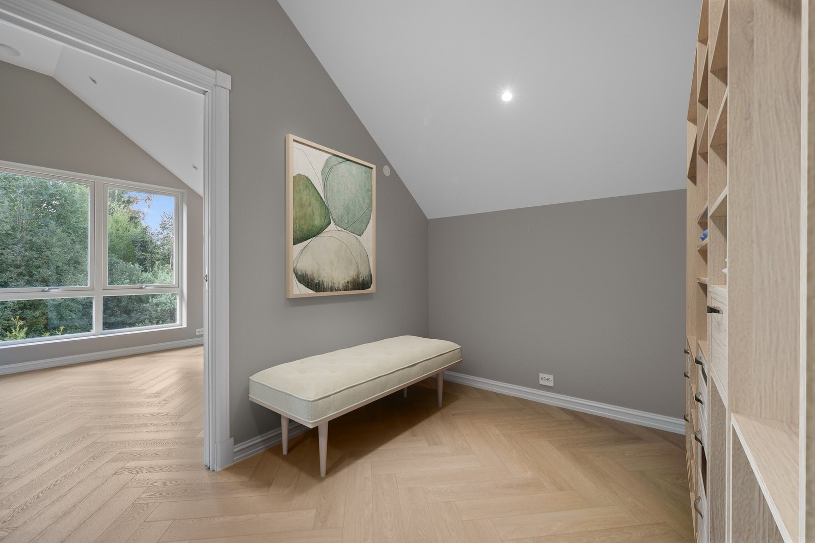 Ett av soverommene i 2. etasje har et stort garderoberom. Galleribilde