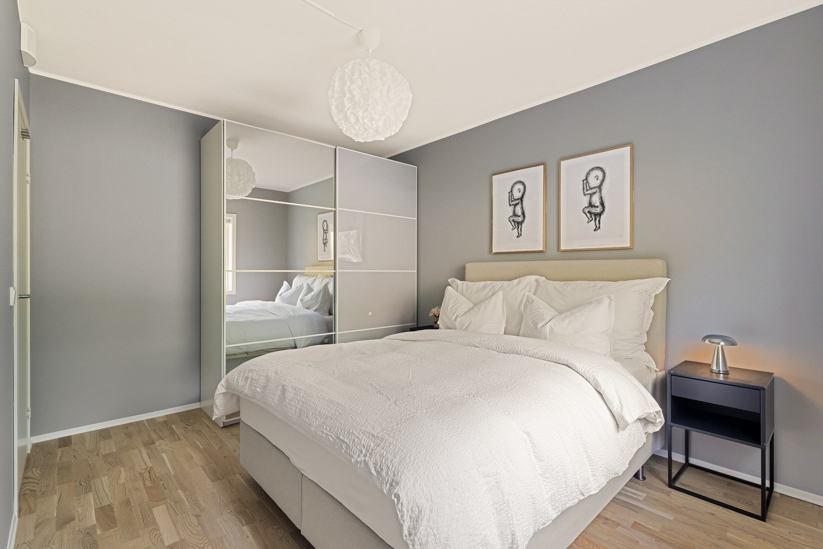 På hovedsoverommet er det en praktisk skyvedørsgarderobe med speilfronter. Galleribilde