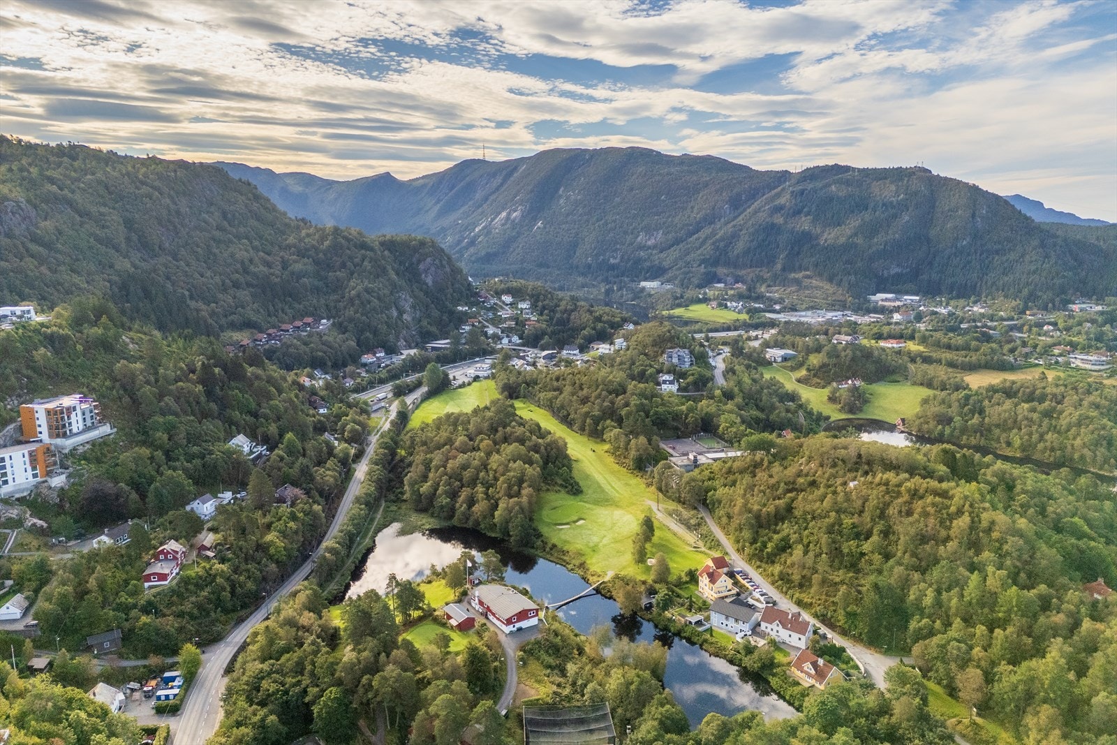 Det tar kun tre minutter med bil til Åsane Storsenter med et bredt servicetilbud, og ca. 10 minutter til Bergen sentrum. Galleribilde
