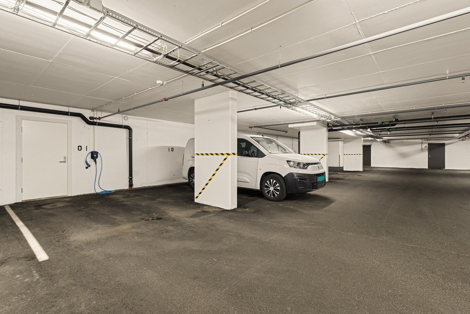 Leiligheten disponerer en fast parkeringsplass i garasje med el-bil lader. Og en ekstern bod rett bak parkeringesplassen på 5 m² som gir gode oppbevaringsmuligheter. Galleribilde
