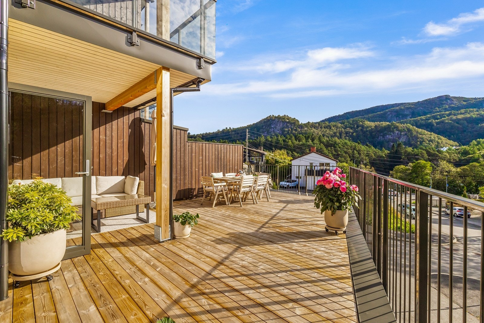 En lekker og nyere 3-roms leilighet med god beliggenhet i et fredelig område. Leiligheten innehar en stor markterrasse, garasjeplass og kort vei til "alt". Galleribilde