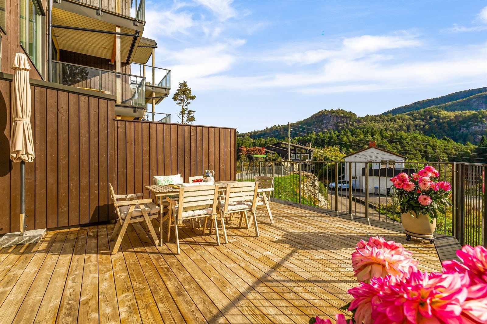 Terrassen kan skilte med fin utsikt og meget gode solforhold, med både morgen- og kveldssol. Galleribilde