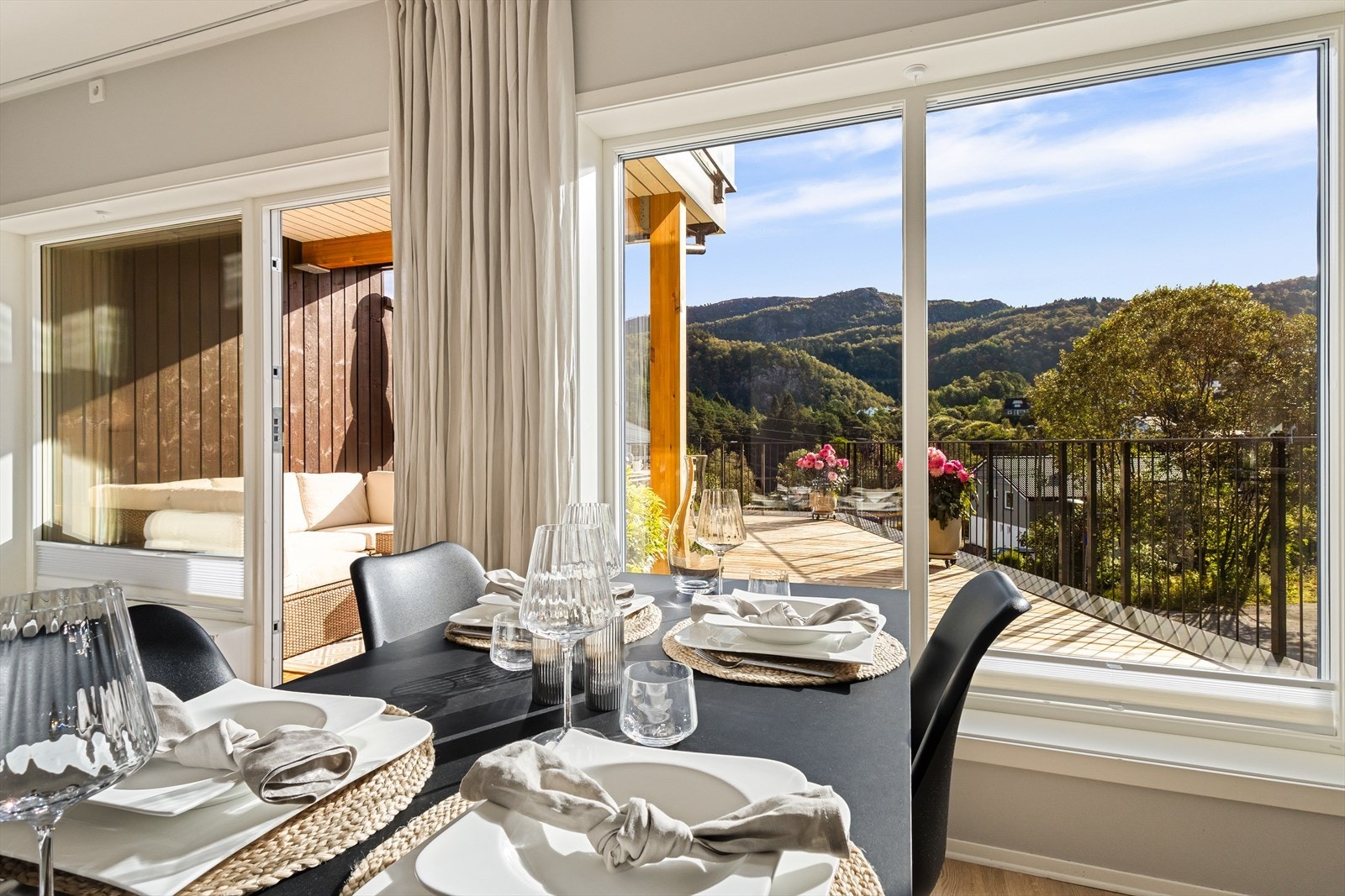 Fra stue/kjøkken er det utgang til en stor og solrik markterrasse på hele 38 m² Galleribilde