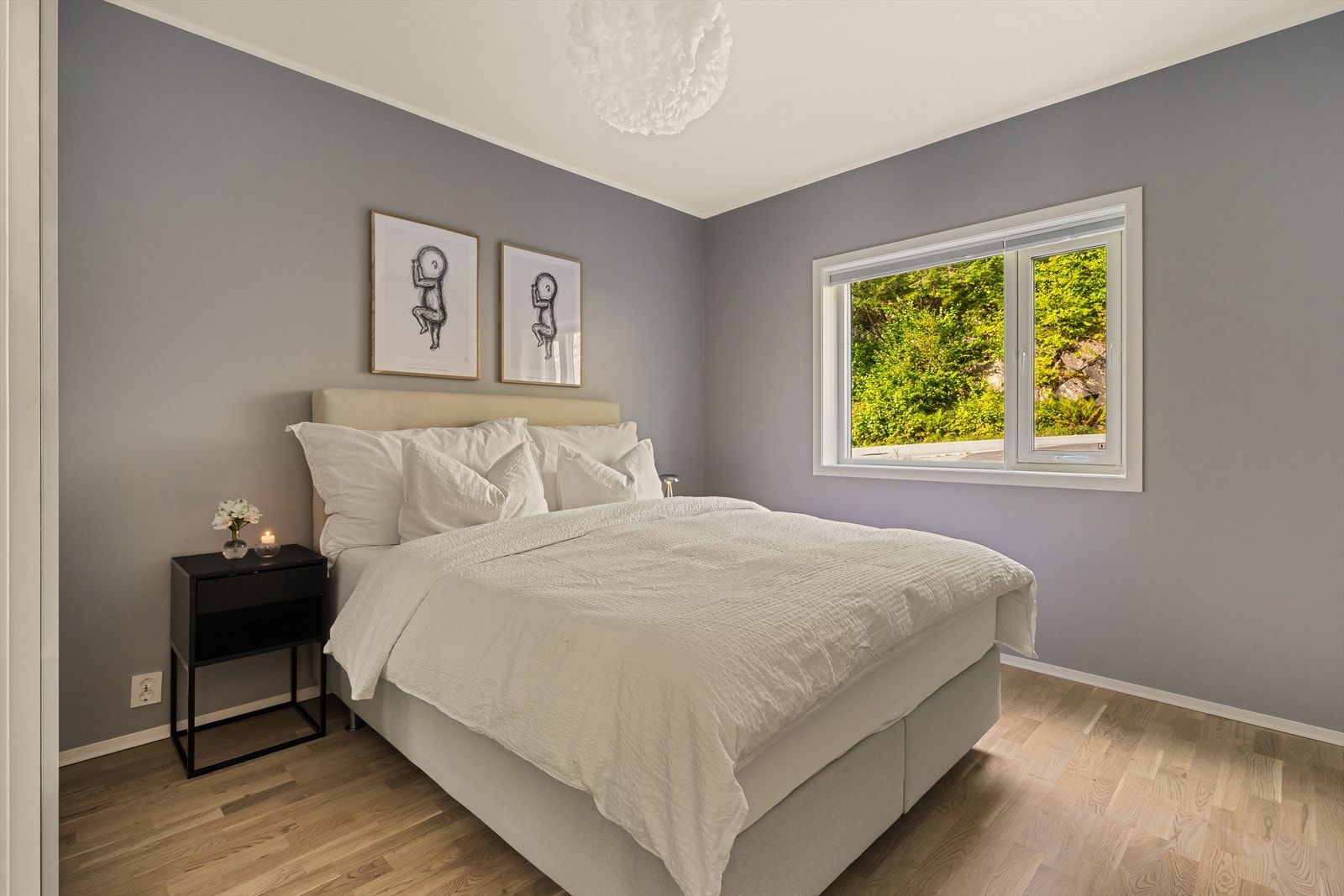 Leiligheten inneholder 2 flotte soverom av god størrelse på henholdvis 12,1 m² og 7,7 m². Galleribilde