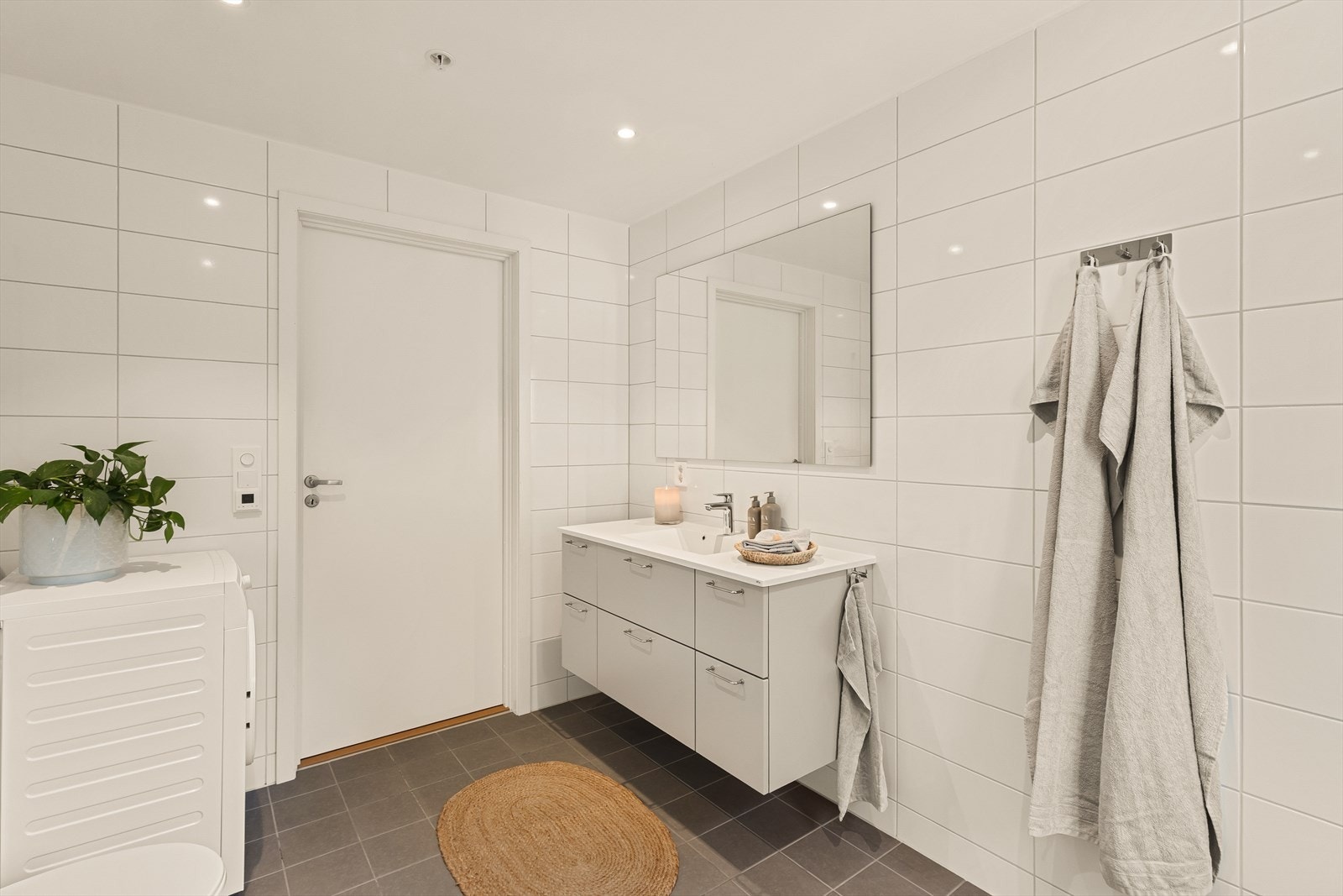 Det er opplegg for vaskemaskin og gulv med termostatstyrte varmekabler. Mekanisk avtrekk via balansert ventilasjon med tilluft under dør. Galleribilde