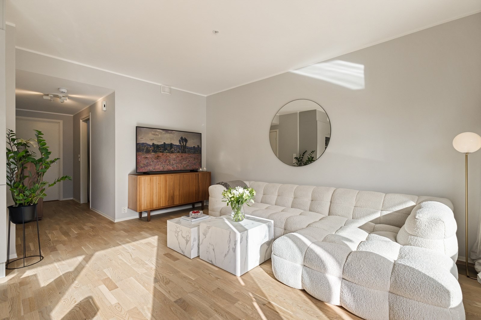 Den sosiale sonen består av en lys og åpen stue/kjøkkenløsning. Galleribilde