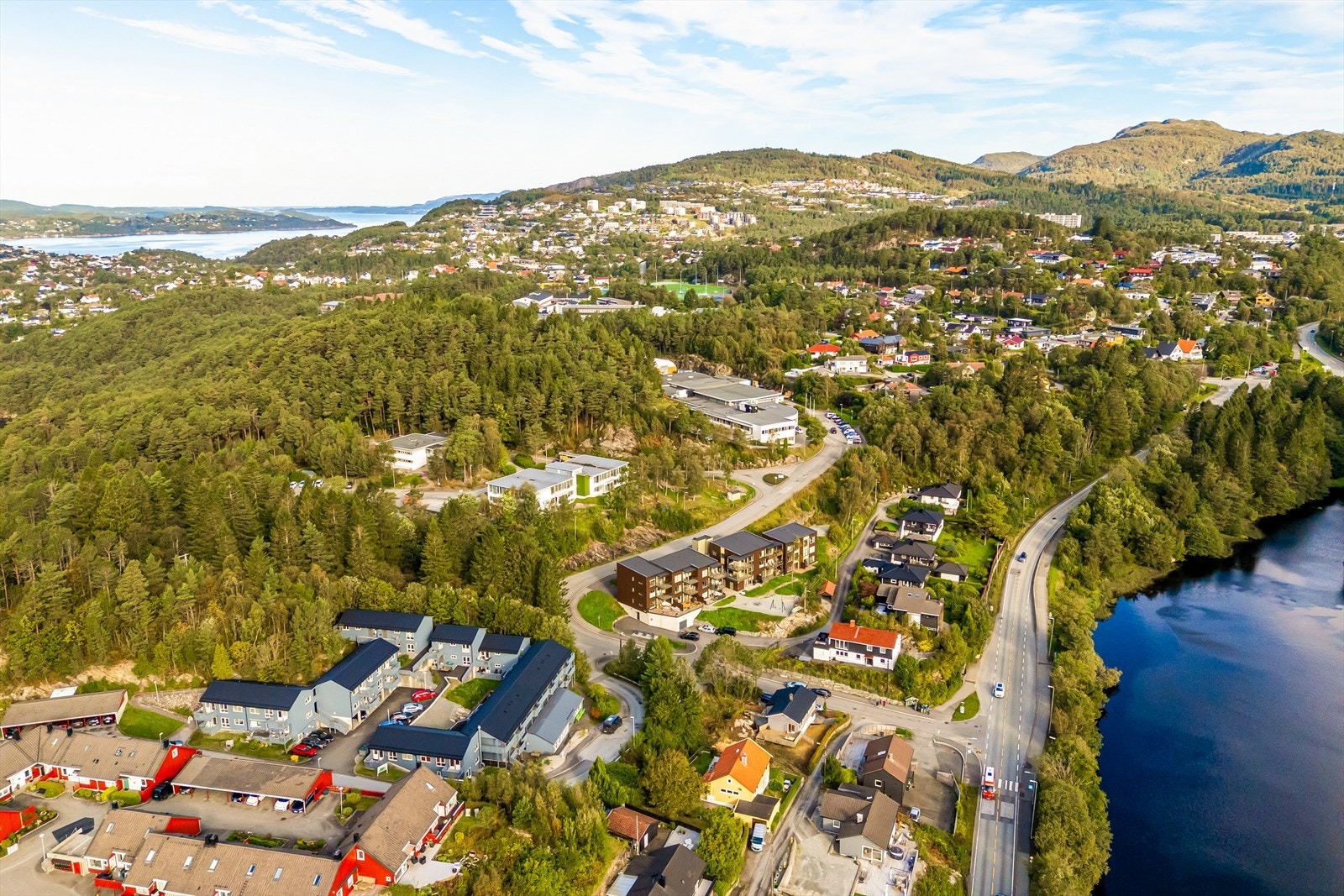 I tillegg finnes flotte turområder like ved, som hundremeterskogen på Åstveit som er perfekt for barnefamilier - og den populære ruten Selvik-Vikinghytten-Rundemannen-Eidsvåg. Galleribilde