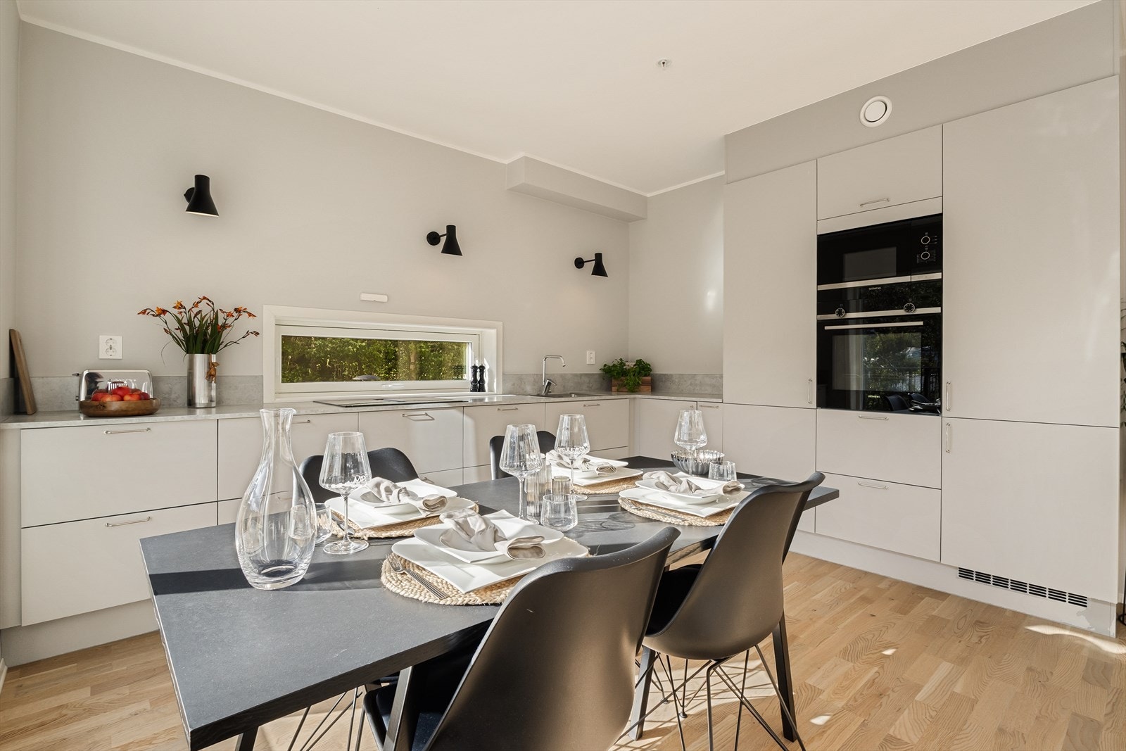 Lekkert HTH-kjøkken med glatte fronter og laminert benkeplate med integrert kjøkkenvask. Galleribilde