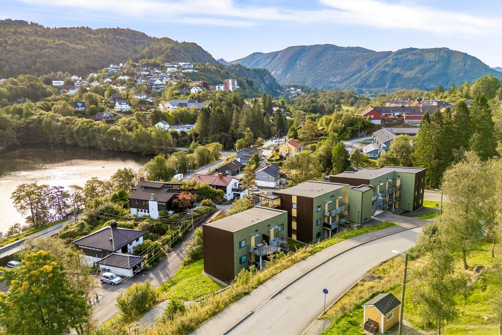 Eiendommen har en sentral og attraktiv beliggenhet langs Ervikveien, like nedenfor Tertneskrysset. Galleribilde