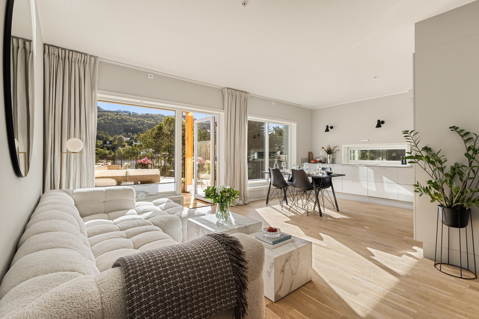 Her har en plass til alt man trenger av innredning og store vindusflater gir rommet et fantastisk lysinnslipp. Galleribilde