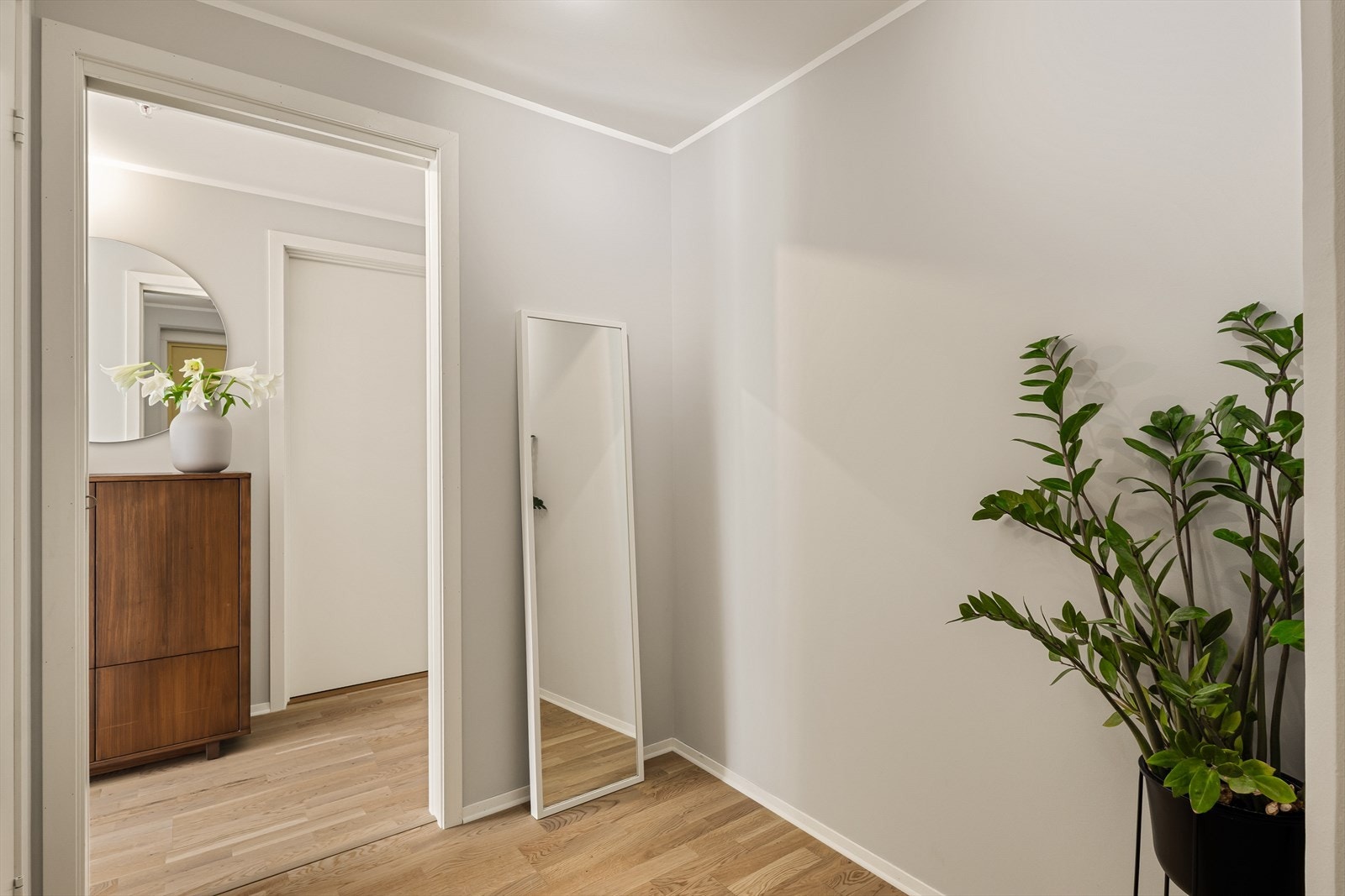 Det første man møter er en flott entré med parkett på gulvet og vegger malt i en behagelig, lys fargetone. Galleribilde