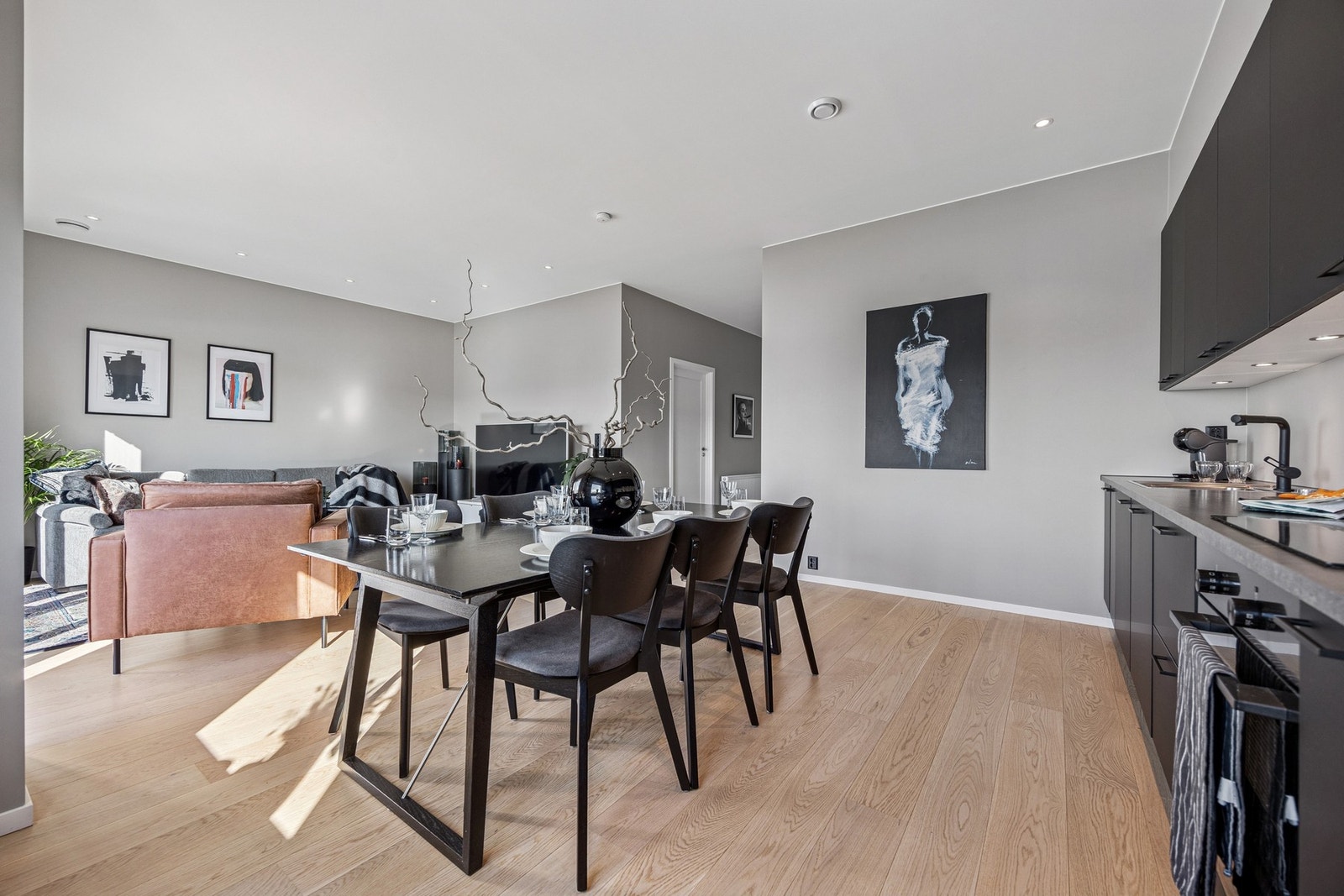 Det er parkettgulv i alle oppholdsrom, mens bad, teknisk rom og entré har flis. Galleribilde