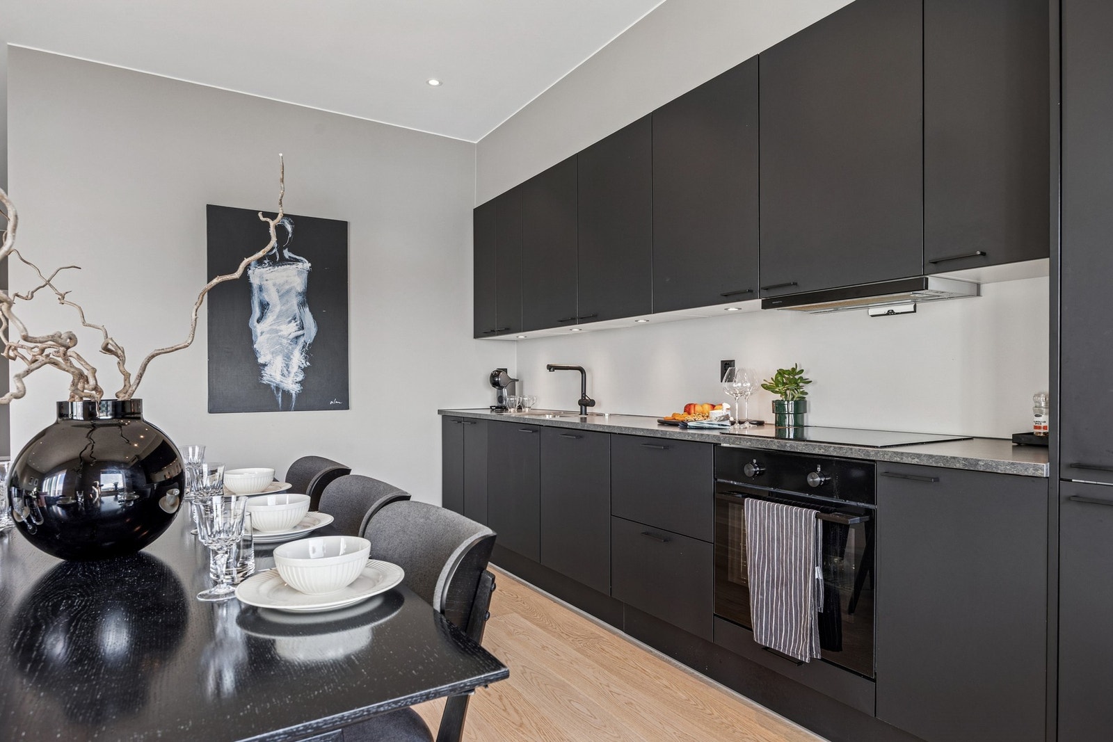 Kjøkkenet har integrerte hvitevarer som kjøl/fryseskap, oppvaskmaskin, platetopp og stekeovn. Galleribilde