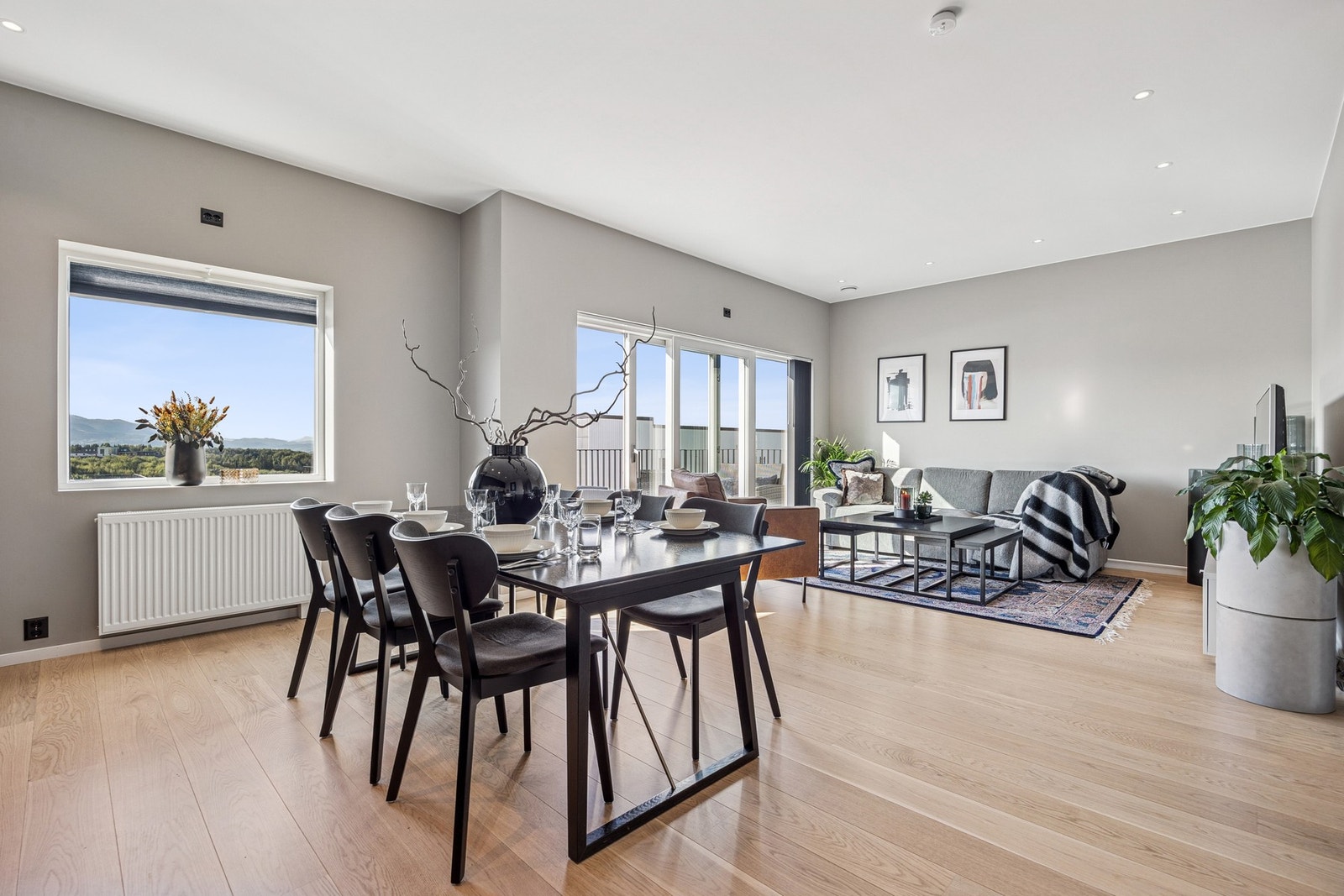 Boligen har en stor og åpen stue-/kjøkkenløsning på 32 kvm. Galleribilde