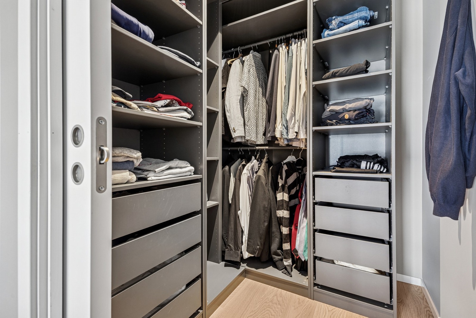 Fra soverommet har man skyvedør inn til et omkledningsrom med god plass til klær og tilbehør. Galleribilde