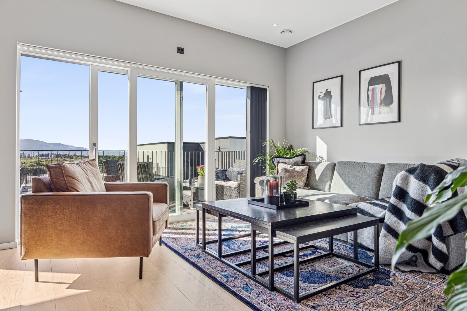 De store vindusflatene gir god utsikt og slipper inn rikelig med dagslys. Galleribilde