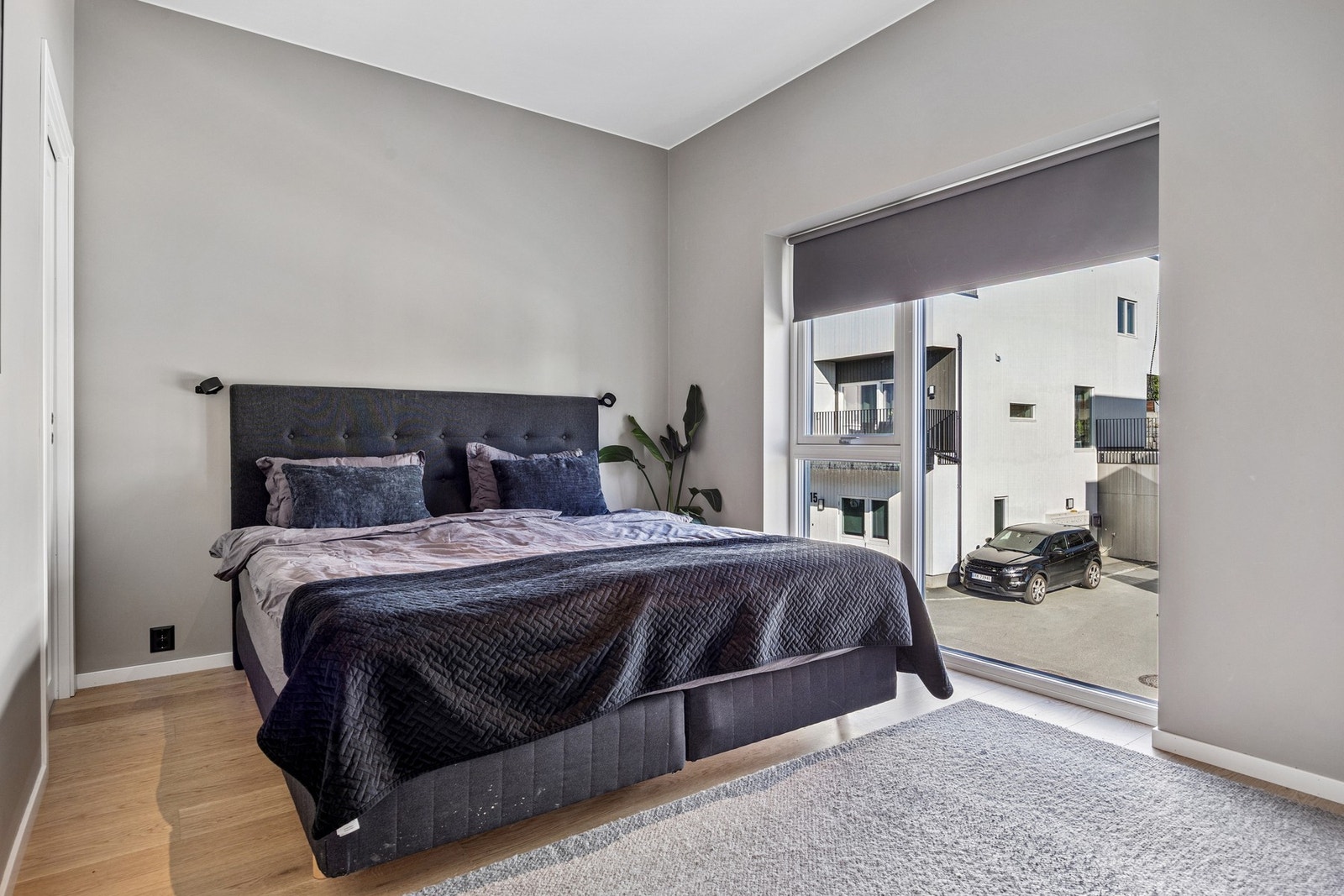 Hovedsoverommet oppleves lyst og luftig med store vindusflater og god takhøyde. Galleribilde