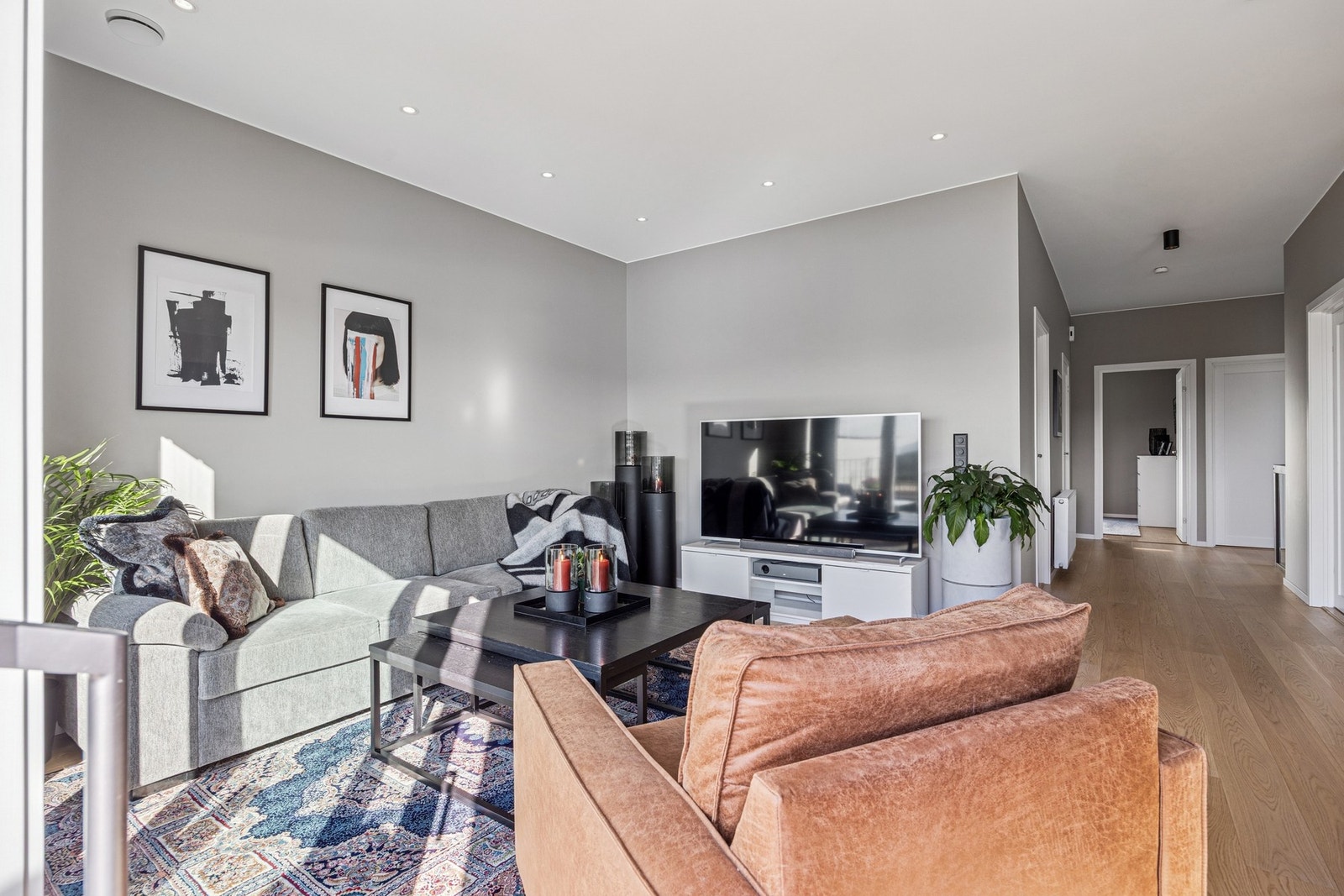 Det er god plass til sofagruppe og tilhørende møblement. Galleribilde