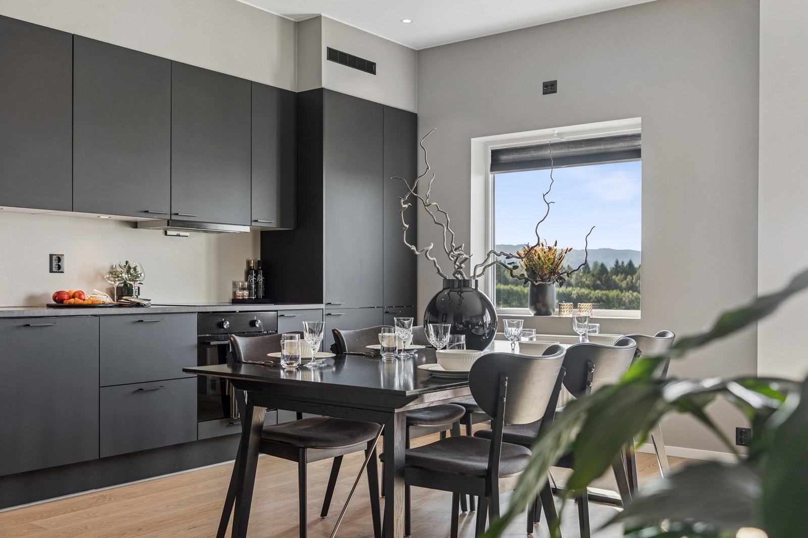 Det passer utmerket å innrede med spisegruppe ved kjøkkenet. Galleribilde