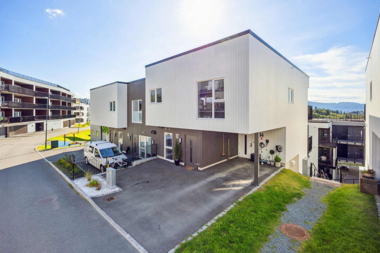 Boligen har en ryddig og velstelt oppkjørsel med plass til parkering. Det er også parkering i felles garasjeanlegg med elbil-lader. Velkommen til visning! Galleribilde