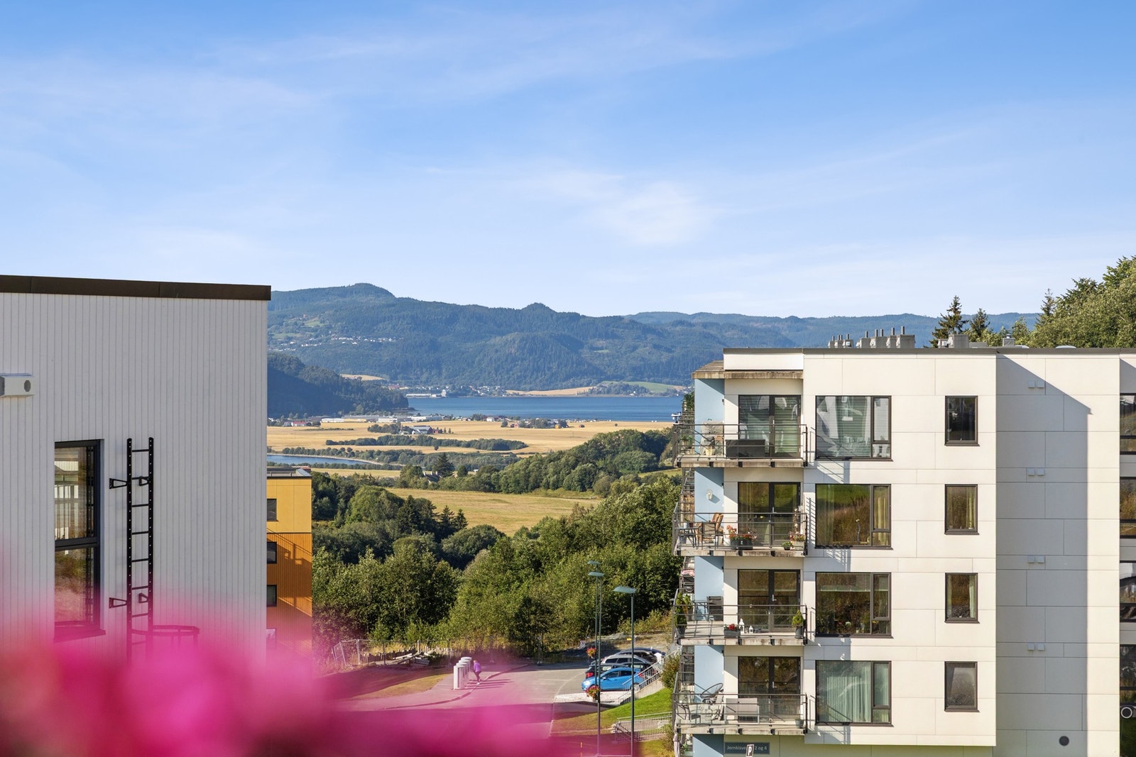Fra balkongen har man nydelig utsikt over nærliggende bolig- og naturområder. Galleribilde