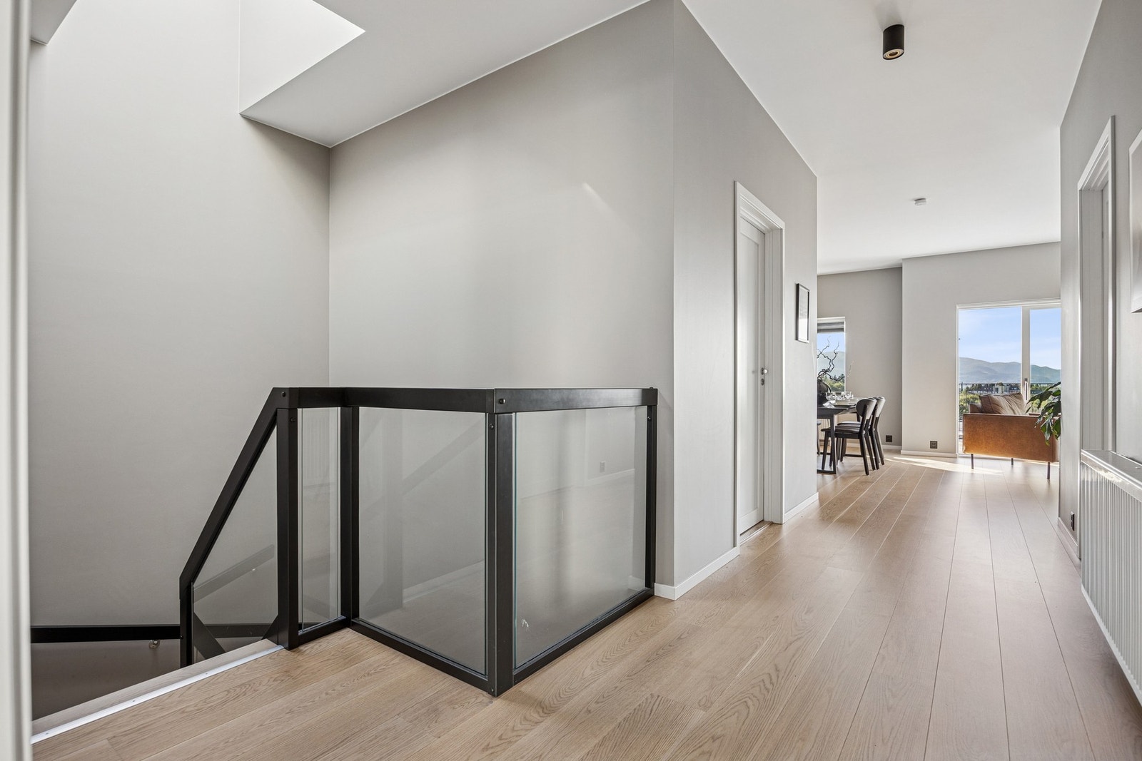 Videre har man trapp ned til 1. etasje som består av entré og bod/teknisk rom. Galleribilde