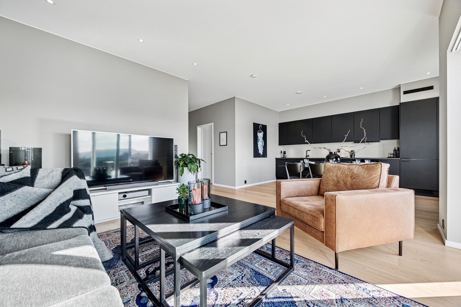 Stuen fremstår lys og moderne med stilfulle farger og integrerte downlights i himling. Galleribilde