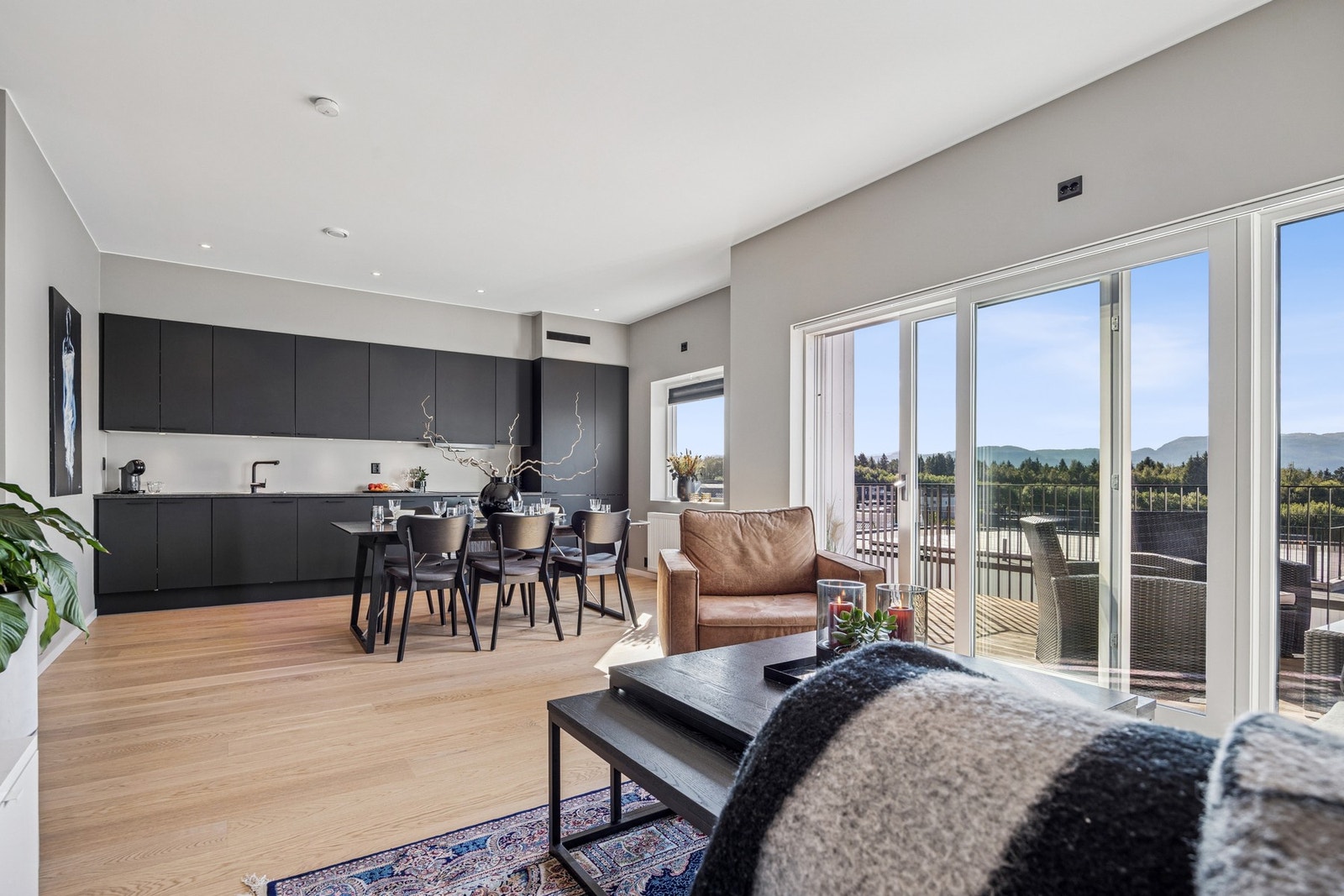 Lyst og moderne rekkehus fra 2023 med gjennomgående god standard. Galleribilde