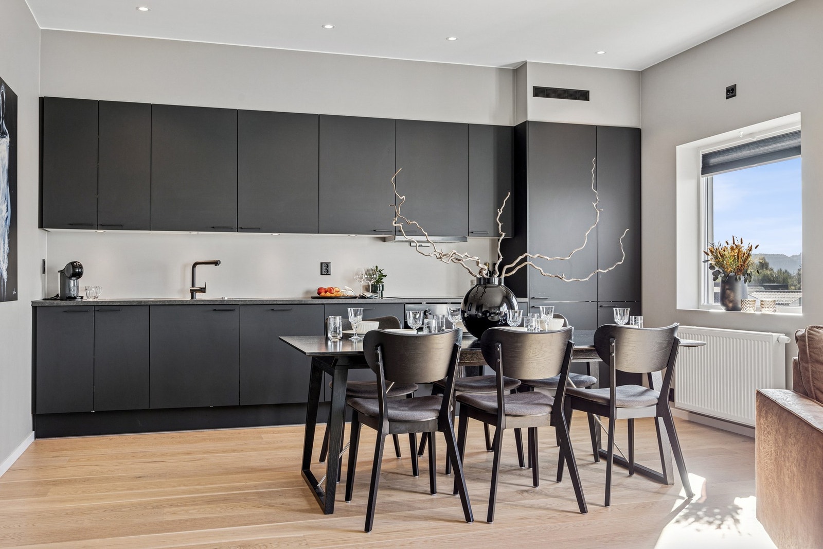 Lekkert kjøkken med gjennomtenkt planløsning, god oppbevaringsplass og plass til matlaging. Galleribilde