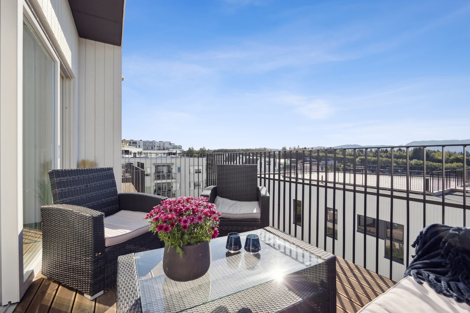 Fra stuen har man utgang til en solrik balkong på 11 kvm. Her kan man nyte fine sommerdager! Galleribilde