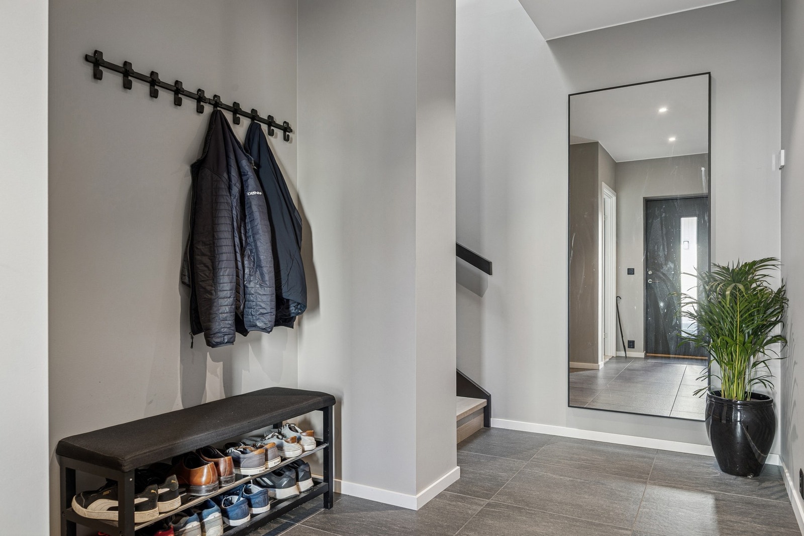 Entréen har god plass til lagring av yttertøy. Galleribilde