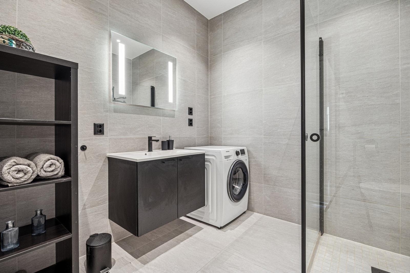 Boligen har et delikat baderom med store fliser og varme i gulv. Galleribilde