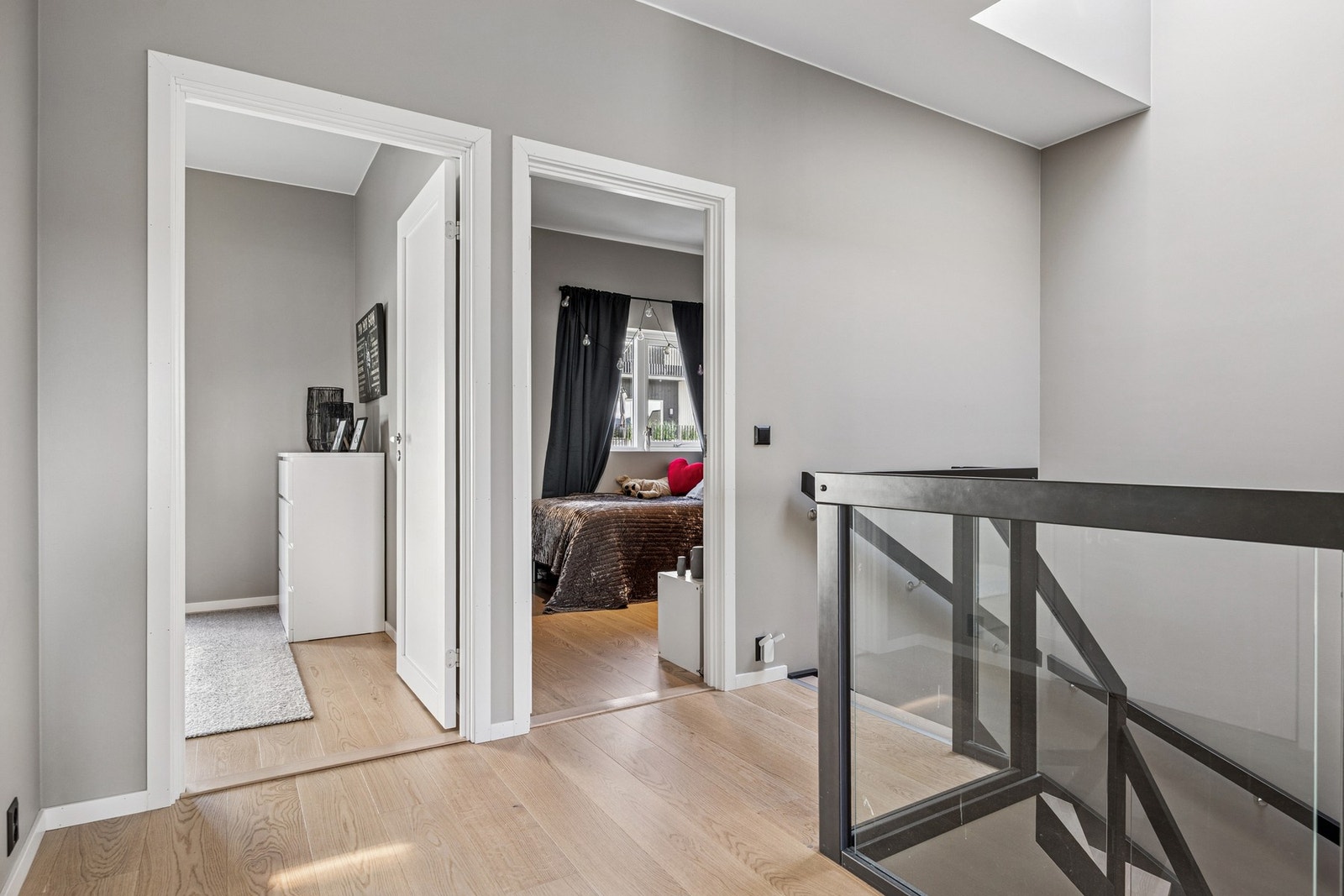 Boligen har tre gode soverom på henholdsvis 12.5, 9 og 8.5 kvm. Galleribilde