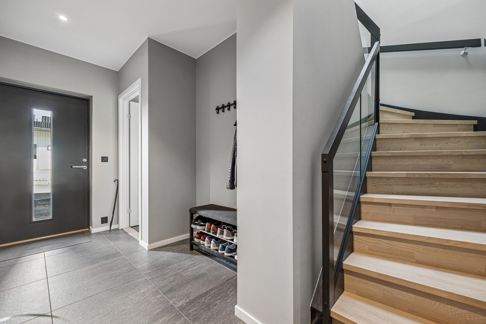 Her ønskes man velkommen inn i en lys og innbydende entré med downlights i taket og gulvvarme. Galleribilde