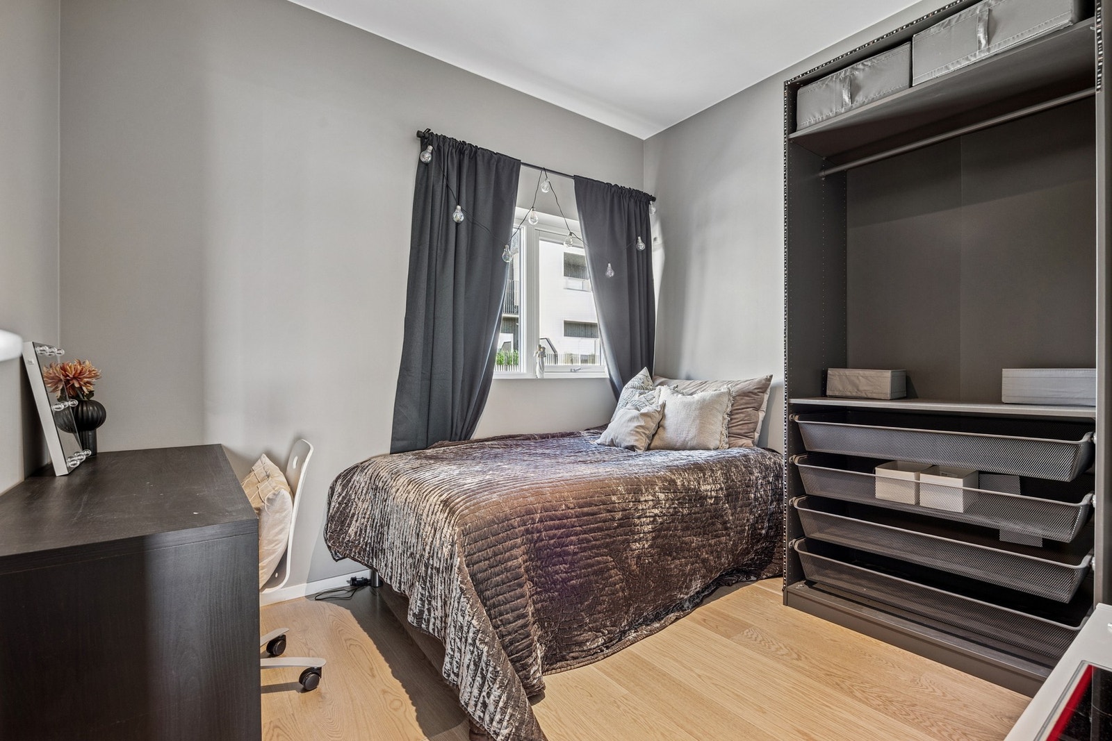 Soverom 2 har god plass til både seng og tilhørende møblement. Galleribilde