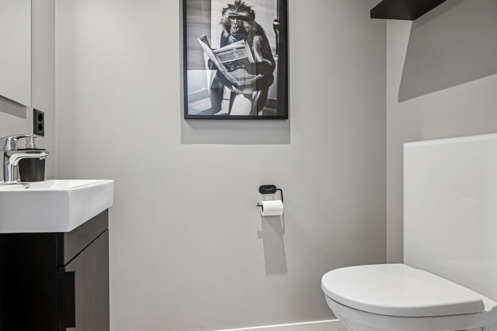 Boligen har også et praktisk toalettrom utstyrt med servantinnredning, speil og vegghengt toalett. Galleribilde